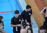 Nadadoresd el club de natación en la piscina de Santia isabel con la equipación del club