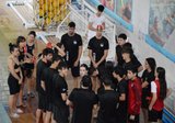 Chicos y chicas del club de natación Santiago reunidos en una piscina