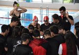 Chicos y chicas del club de natación Santiago en una competición