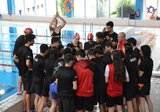 Chicos y chicas del club de natación Santiago en una competición