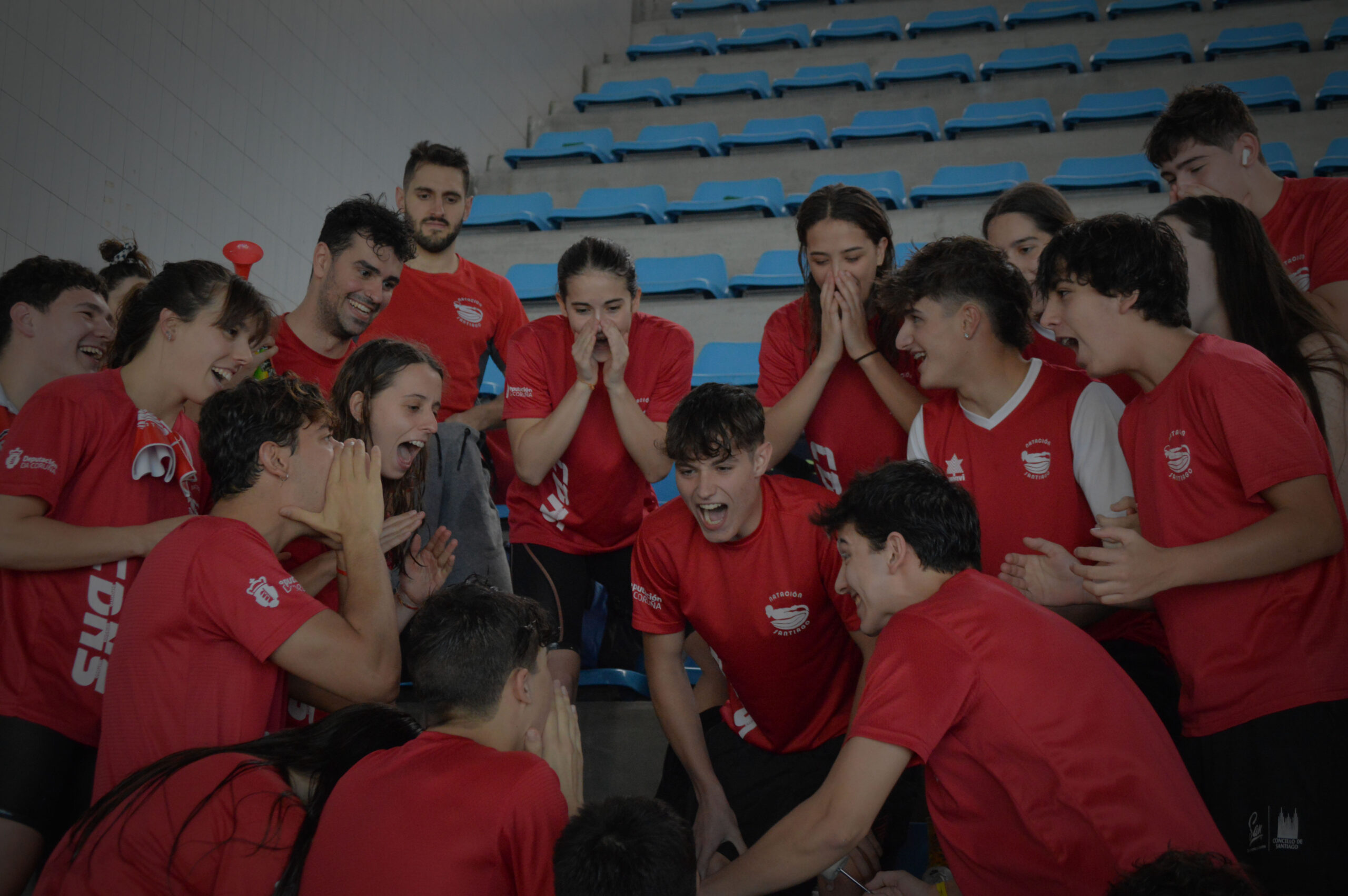 equipo del club natacion santiago animando