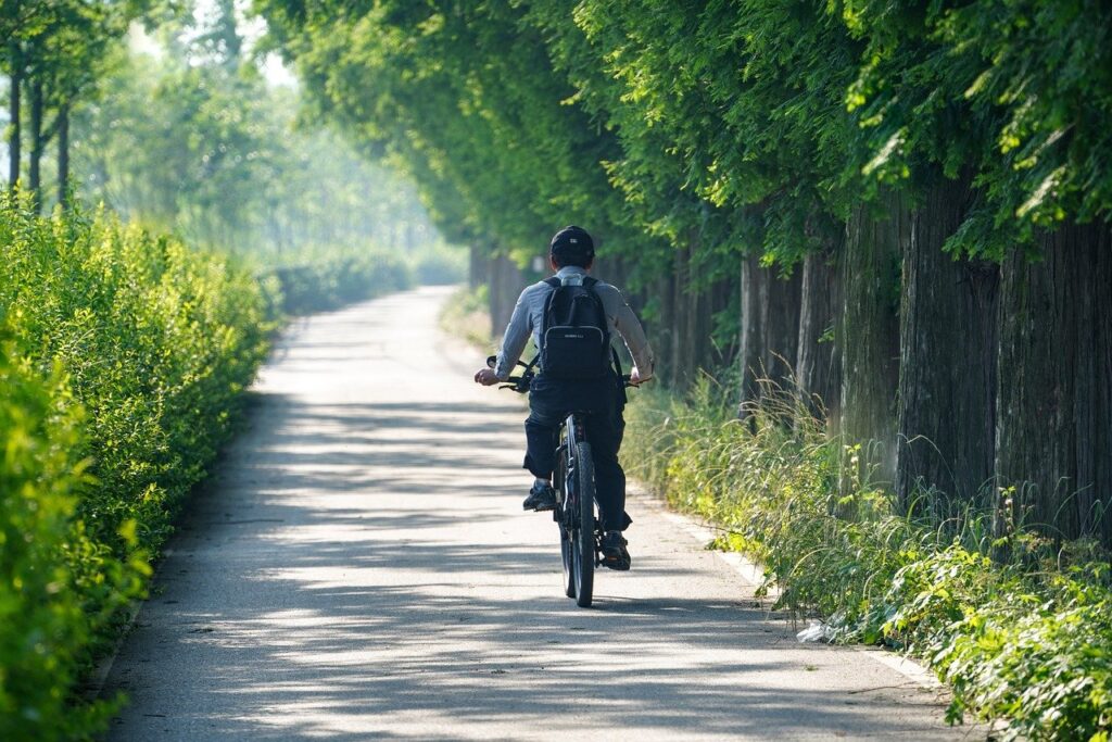 hombre yendo al trabajo en bicicleta en santiago de compostela