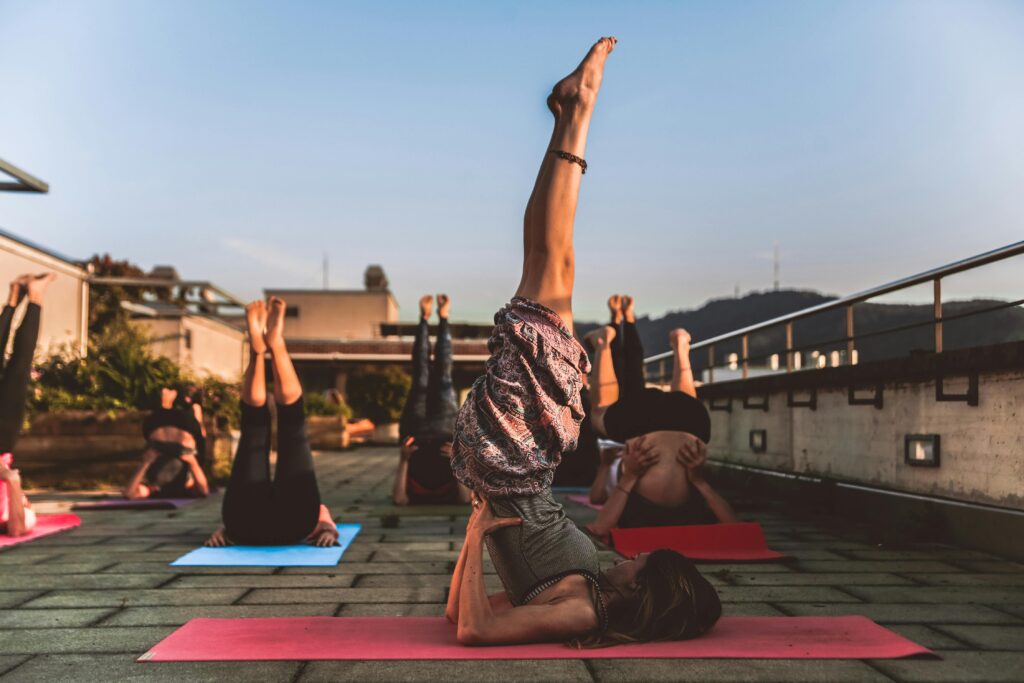 grupo de mujeres practicando yoga al aire libre en compostela