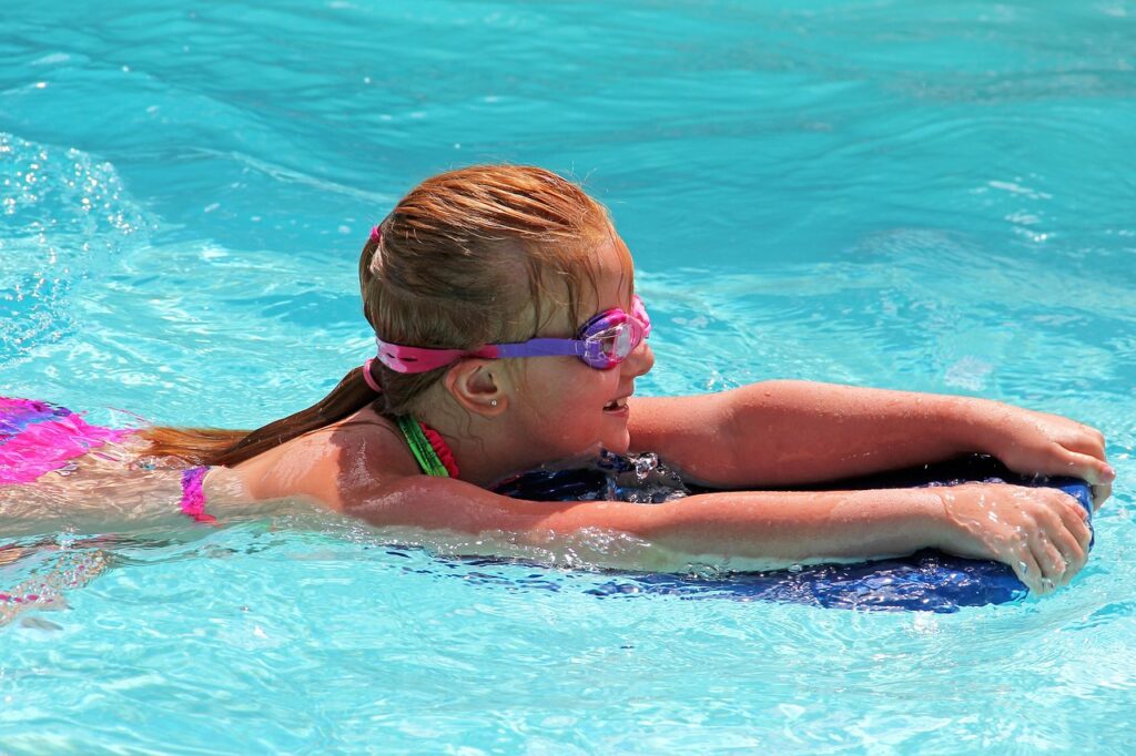 Niña en una clase de natación como actividad extraescolar en Santiago