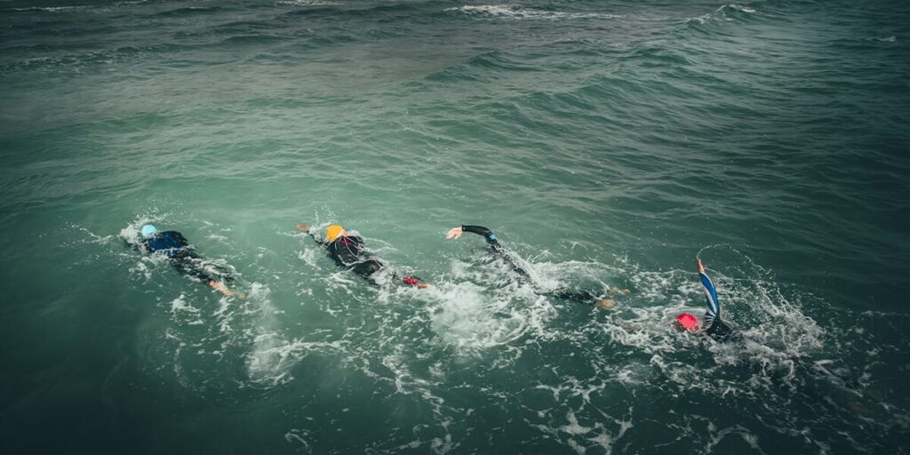 Práctica de un grupo de nadadores de natación en aguas abiertas